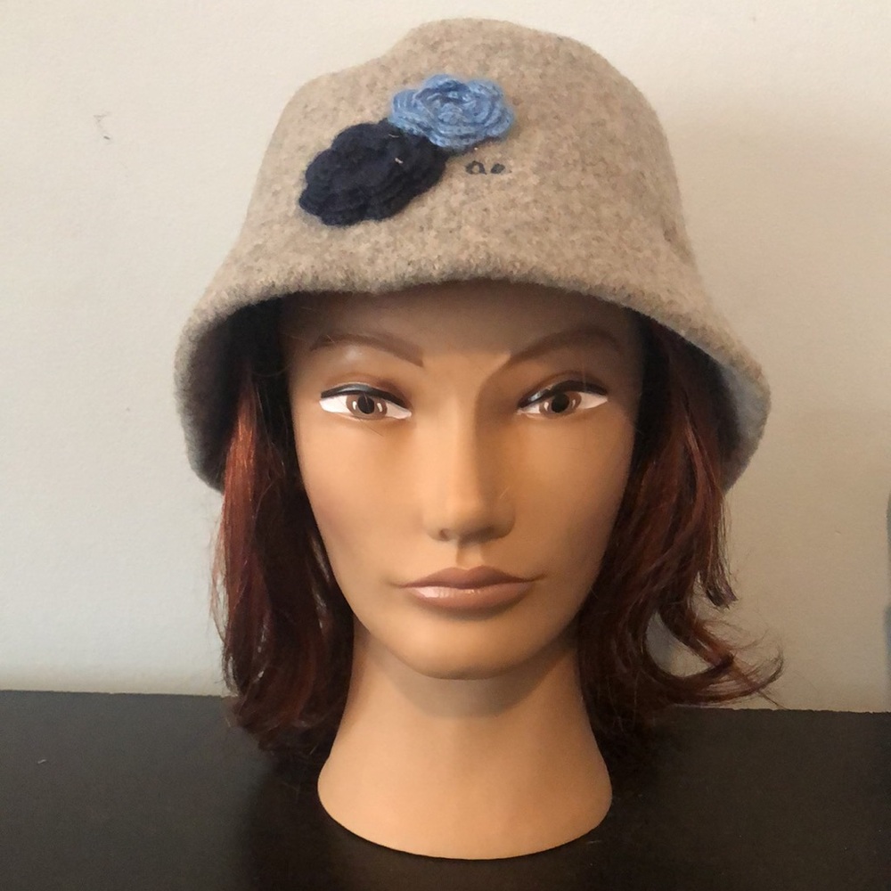 American Eagle Outfitters Gray Wool Blend Women's Bucket Hat with flower accents